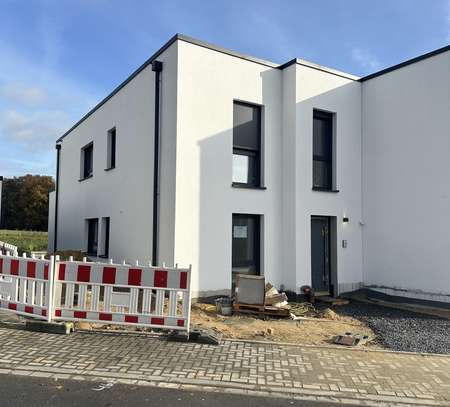 Neubau-Erstbezug EG-Wohnung mit Garten und Garage