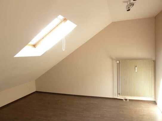 NUR FÜR STUDENTEN-/INNEN - Zimmer in 3er-WG in einem Studentenwohnheim in Reutlingen