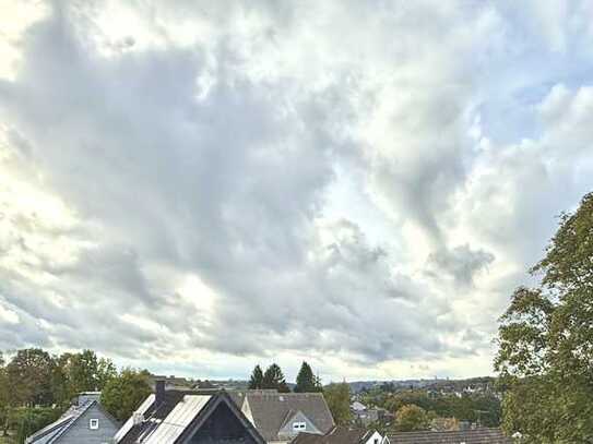 ERSTBEZUG, Schöne Aussicht vom großen Balkon, Parkett, Fußbodenheizung, Aufzug