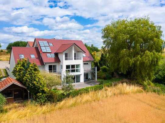 Mehrfamilienhaus in idyllischer Lage mit großzügigem Wohnraum für Familien.