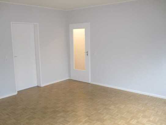 Helle, renovierte 2 Zimmer Wohnung, Küche, Diele, Bad, Balkon in Köln Bayenthal.