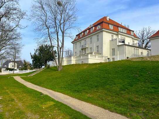 Stilvolle, neuwertige 3,5-Raum-Wohnung mit lux. Innenausstattung mit Balkon in Schwerin