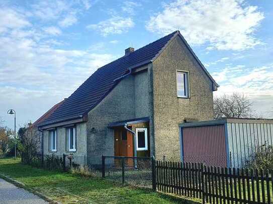 Kleines Bauernhaus in ländlicher Umgebung