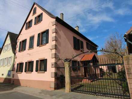 Idyllisches Winzerhaus mit Innenhof, Scheune und Garten.