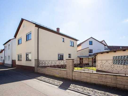 Freistehendes Einfamilienhaus in zentrumsnaher Lage mit Garten, Innenhof, Garage und Werkstatt