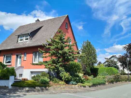 Gepflegtes, freistehendes Wohnhaus mit Wintergarten und Garagen