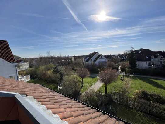 Sonnige 3 Zi. Dachgeschosswohnung mit Dachterrasse und Skyline Blick in bester Lage.