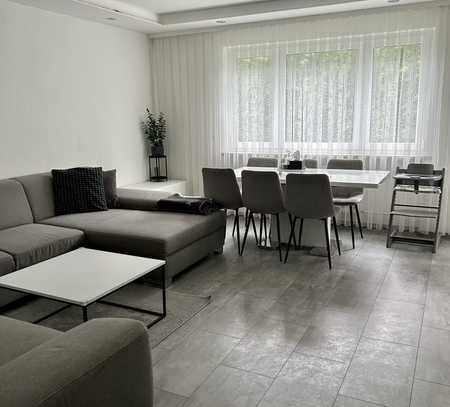 Stilvolle, vollständig renovierte 3-Zimmer-Wohnung mit Balkon und Einbauküche in Augsburg