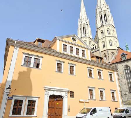 Überdachter PKW-Stellplatz in der Görlitzer Altstadt gegenüber der Peterskirche