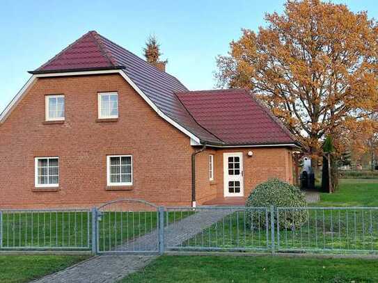 Attraktives Einfamilienhaus mit Wirtschaftsgebäude und Park in Kleverhof Altkalen