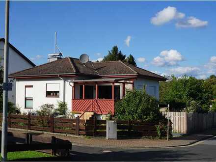 Freistehendes und helles Einfamilienhaus auf großem Eckgrundstück in ruhiger Lage