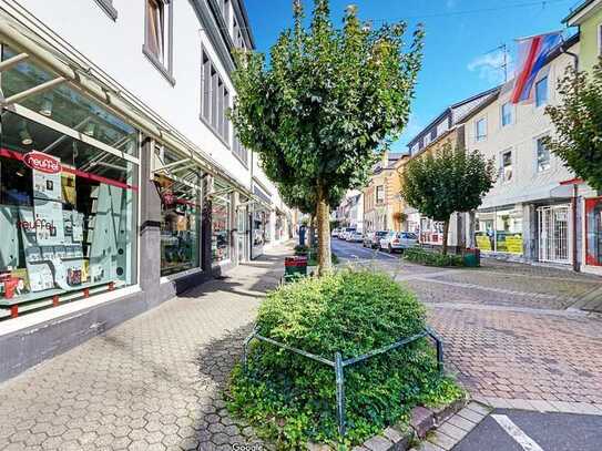 Zentrale Gewerbeeinheit mit Schaufenster und viel Lagerfläche