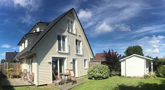 Massives Einfamilienhaus am Breeger Bodden, nahe der Ostsee. Aktuell als Ferienhaus genutzt.