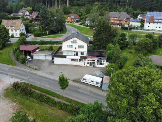 Großflächiges Wohn- und Geschäftshaus in Titisee-Neustadt - Ein Juwel der Vielseitigkeit