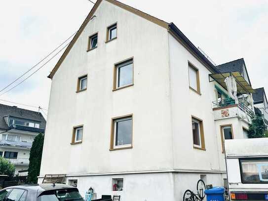 Zur Zwangsversteigerung kommt dieses Einfamilienhaus mit integrierter Garage in Koblenz-Arenberg