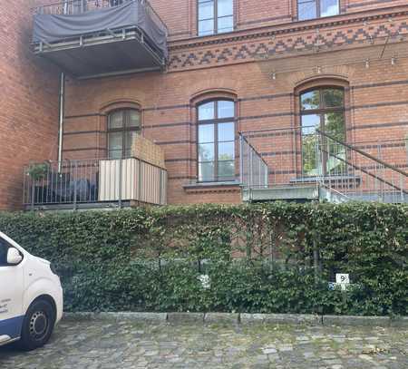Potsdam Parc du Bois: Möblierte 1-Raum-Hochparterre Wohnung mit Balkon, Keller u. Stellplatz