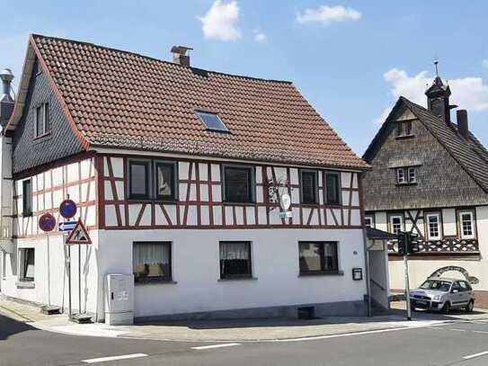 Saniertes Einfamilienhaus mit Gaststätte in zentraler Lage