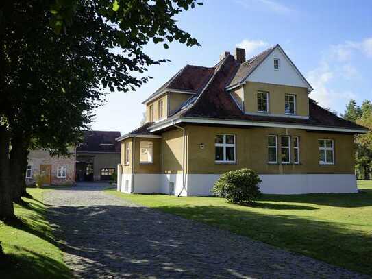 Villa mit anliegender Scheune auf großem gepflegtem Grundstück