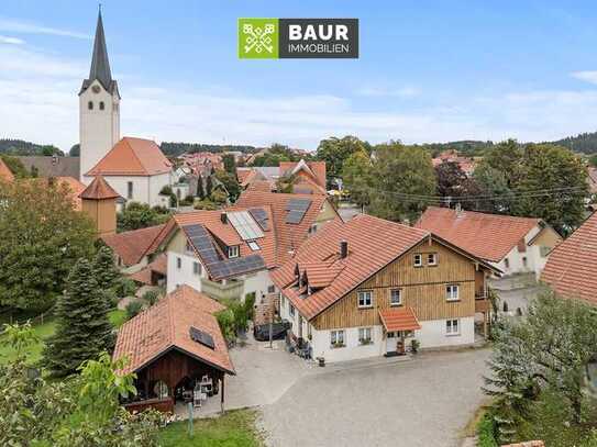 "Zweifamilienhaus auf einzigartigem Grundstück am Dorfweiher in Ratzenried! Kein Denkmalschutz!