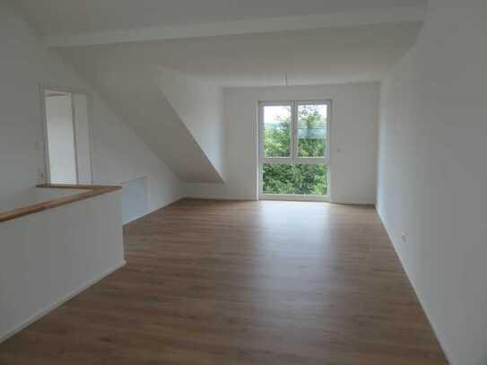 Helle luftige 4,5-Zi.-Maisonette-Wohnung A+, 2 Balkone, Carport, PV-Anlage, Erstbezug