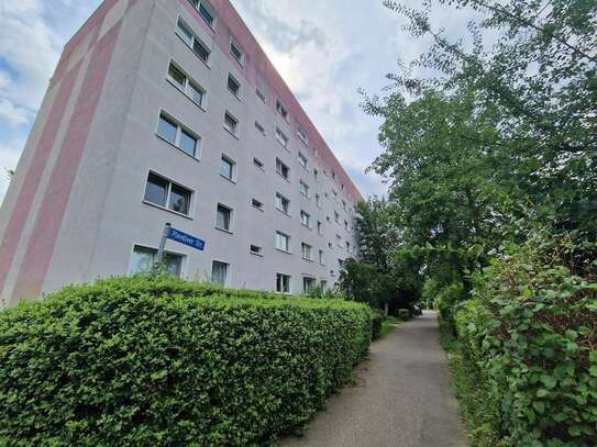 **FRISCH RENOVIERT**3-Zimmer-Wohnung // Balkon // Bad mit Dusche // DG // ab sofort