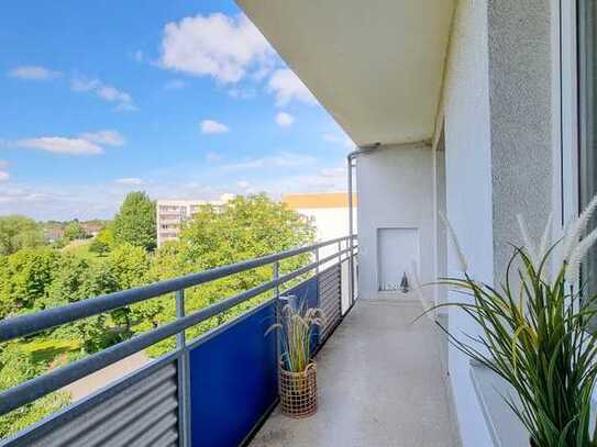 Vom Balkon den Stadtblick genießen.