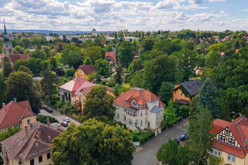 Rarität im Klotzscher Villenviertel mit sonnigem Balkon und gepflegtem Grundstück. Traumlage!