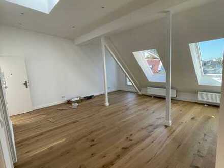 Erstbezug - Kernsarnierte Altbau-DG Wohnung mit Klimaanlage