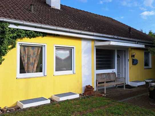 Doppelhaushälfte mit Garten, Stellplätzen und Garage, in Obernheim Ortsrandlage zu verkaufen