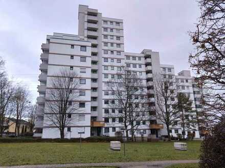 Sanierte Wohnung mit vier Zimmern und Balkon in Stuttgart