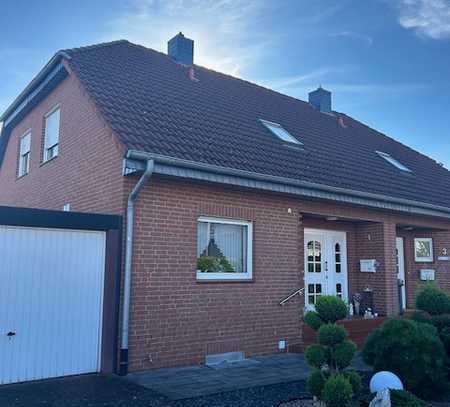 Familienfreundliches Doppelhaus mit Garage, Einbauküche und Vollkeller in ruhiger Lage von Broistedt