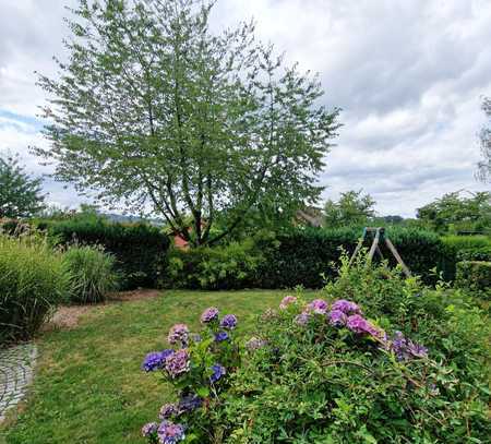 Familienfreundliches Eigenheim im Grünen: Moderne Immobilie mit Garten und Garage