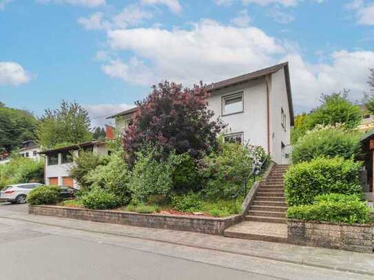 Eigenheim mit Garten, 4 Freistellplätzen und 4 Garagen in Waldrandlage