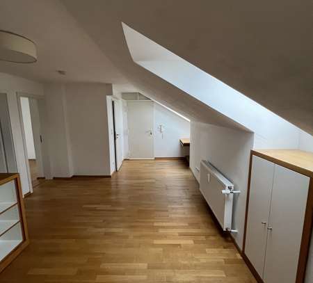 Maisonette-Wohnung mit vier Zimmern sowie Balkon und Einbauküche in Milbertshofen