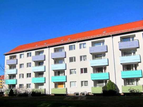 Hallestr. 59, 1 L - Modernisierte 2 Zimmer Wohnung mit Tageslichtbad und Loggia