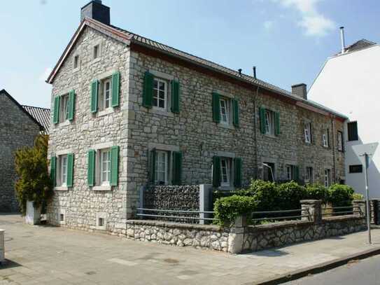 Modernisiertes, gemütliches Bruchsteinhaus im historischen Ortskern von Breinig