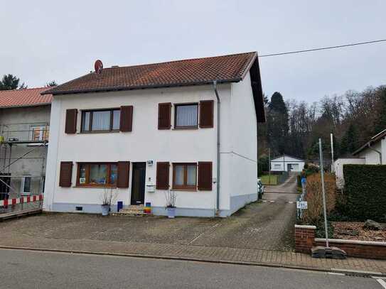 2-Familienhaus mit 3 Garagen & großer Halle / Büro & Waldgrundstück