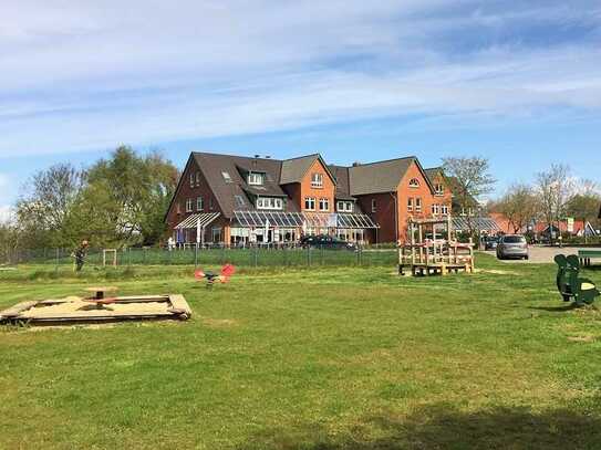 helle, freundliche 3 Zimmer-Ferienwohnung - unmittelbar am grünen Strand und Freibad