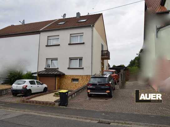 Zweifamilienhaus mit großem Garten in Lauterbach