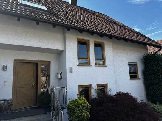 Sehr gepflegtes Einfamilienhaus mit Garage und Carport