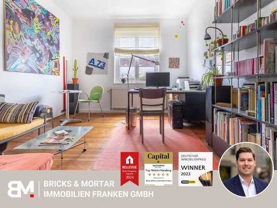 Wohnen oder Vermieten: Große Zimmer und breiter Flur, Balkon und Holzdielenboden