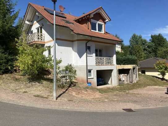 Wohnhaus mit Garage zu verkaufen