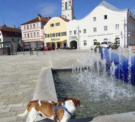 Ausstellungshalle mit Büro, 17 PKW-Stellplätzen und angeschlossener Betriebsleiterwohnung in Toplage