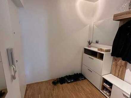 Modernisierte Wohnung mit eineinhalb Zimmern sowie Balkon und EBK in Aschaffenburg