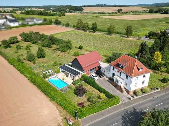 Modernisiertes Einfamilienhaus mit weitläufigem Grundstück, Pool und Scheune