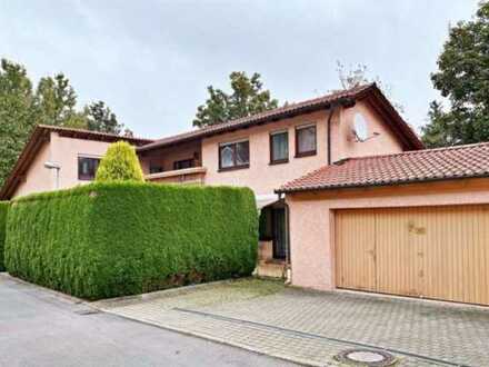 Einfamilienhaus mit Einliegerwohnung, Doppelgarage, Stellplätze und Garten