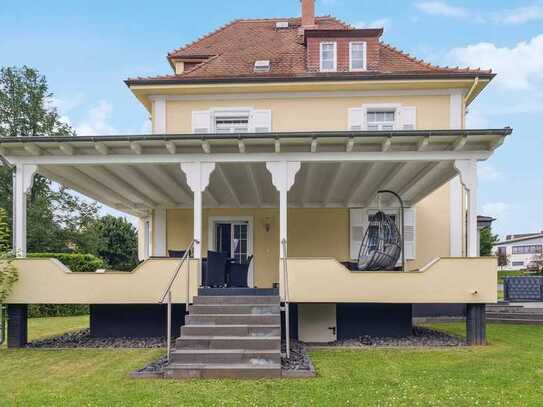 Neuwertige Stadtvilla mit Garten und großer Garage