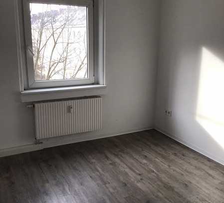 Neu renovierte, geräumige 4-Zi.-Wohnung ab sofort frei