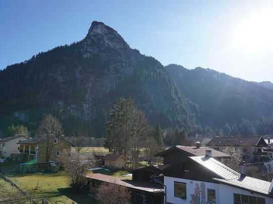 Gemütliches Wohnen unter`m Dach! 2 Zimmer Dachgeschosswohnung mit herrlichem Bergblickbalkon