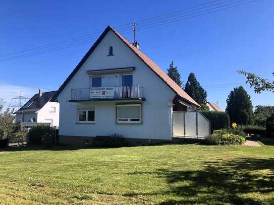 Großes Einfamilienhaus mit Garten und Garage